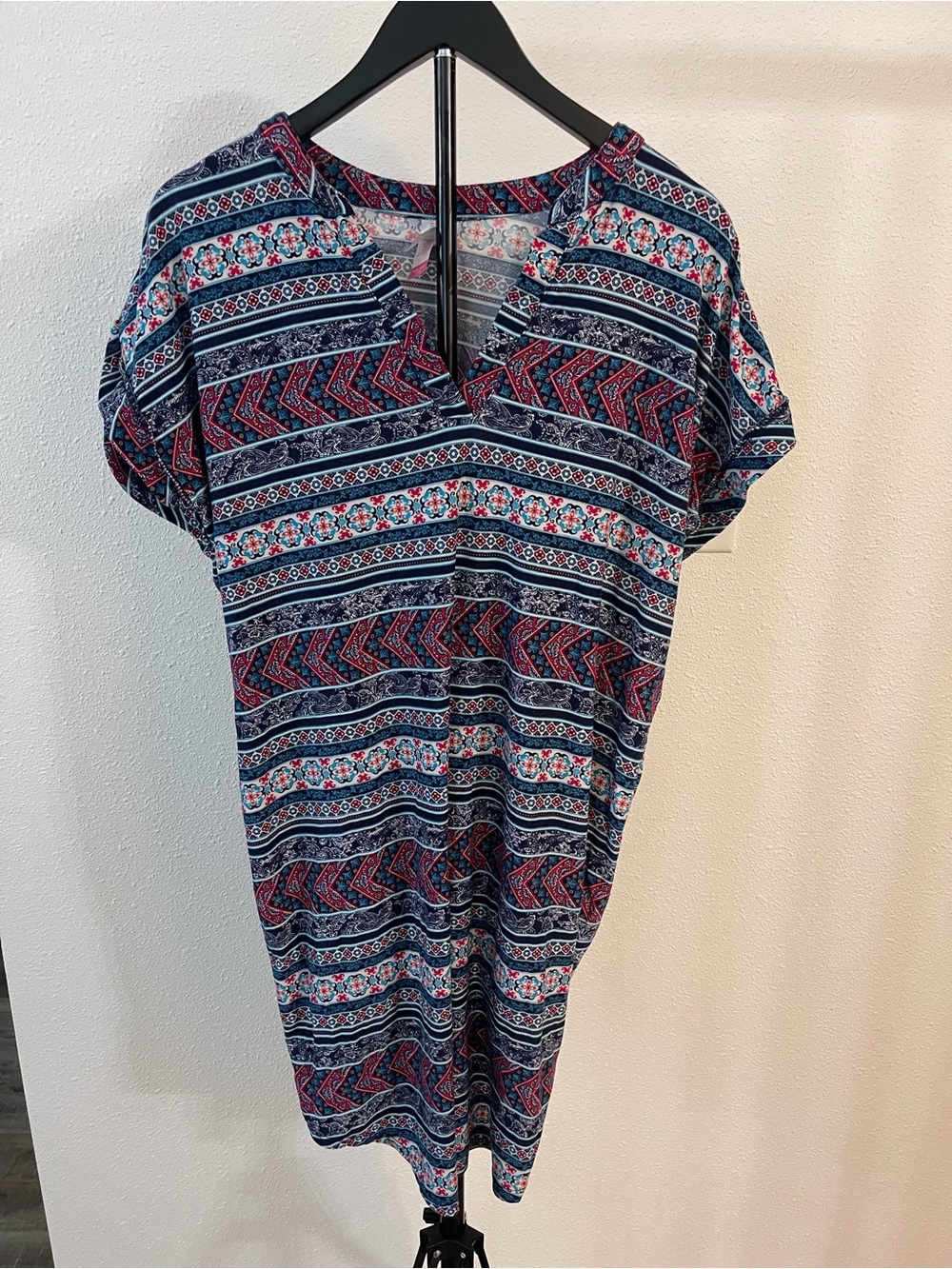 No boundaries xxl Women’s Blue & Pink Printed V-Neck Short Sleeve Top